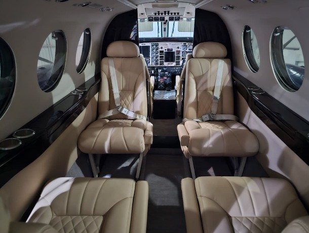 Beechcraft King Air C90 1989 miniatura 5