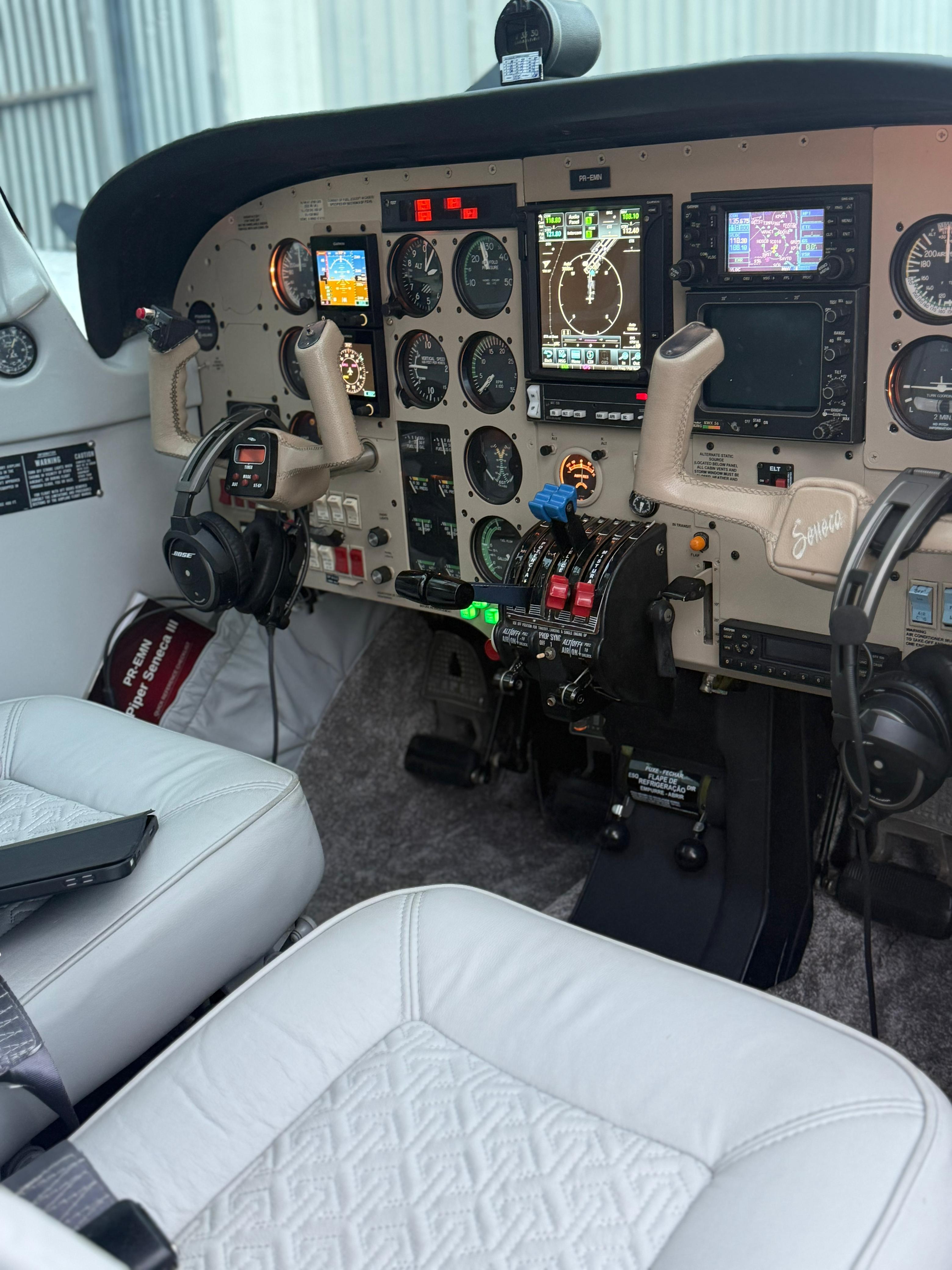 Piper Seneca V 1989 miniatura 4