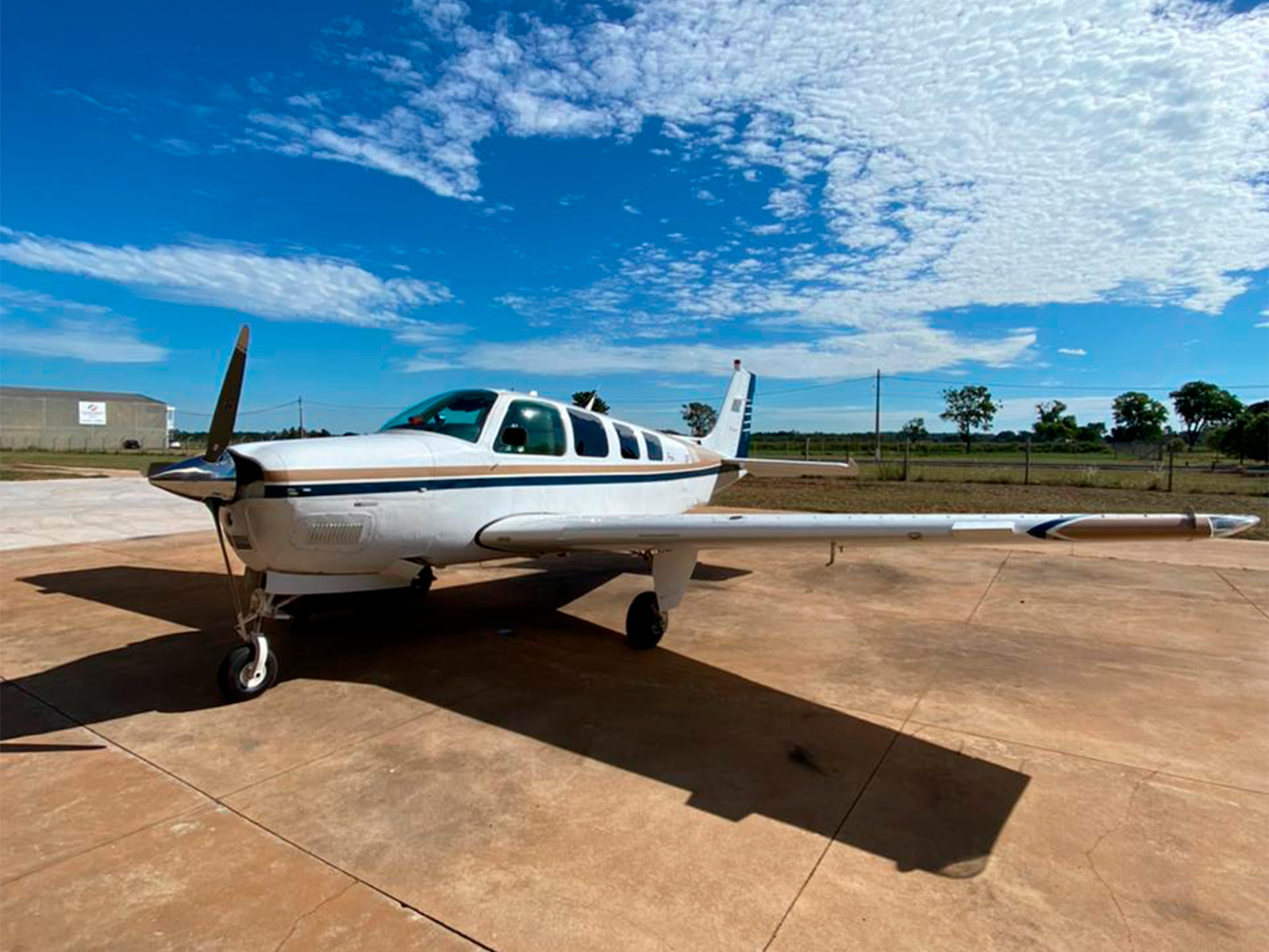 Beechcraft Bonanza A36 1997 miniatura 3