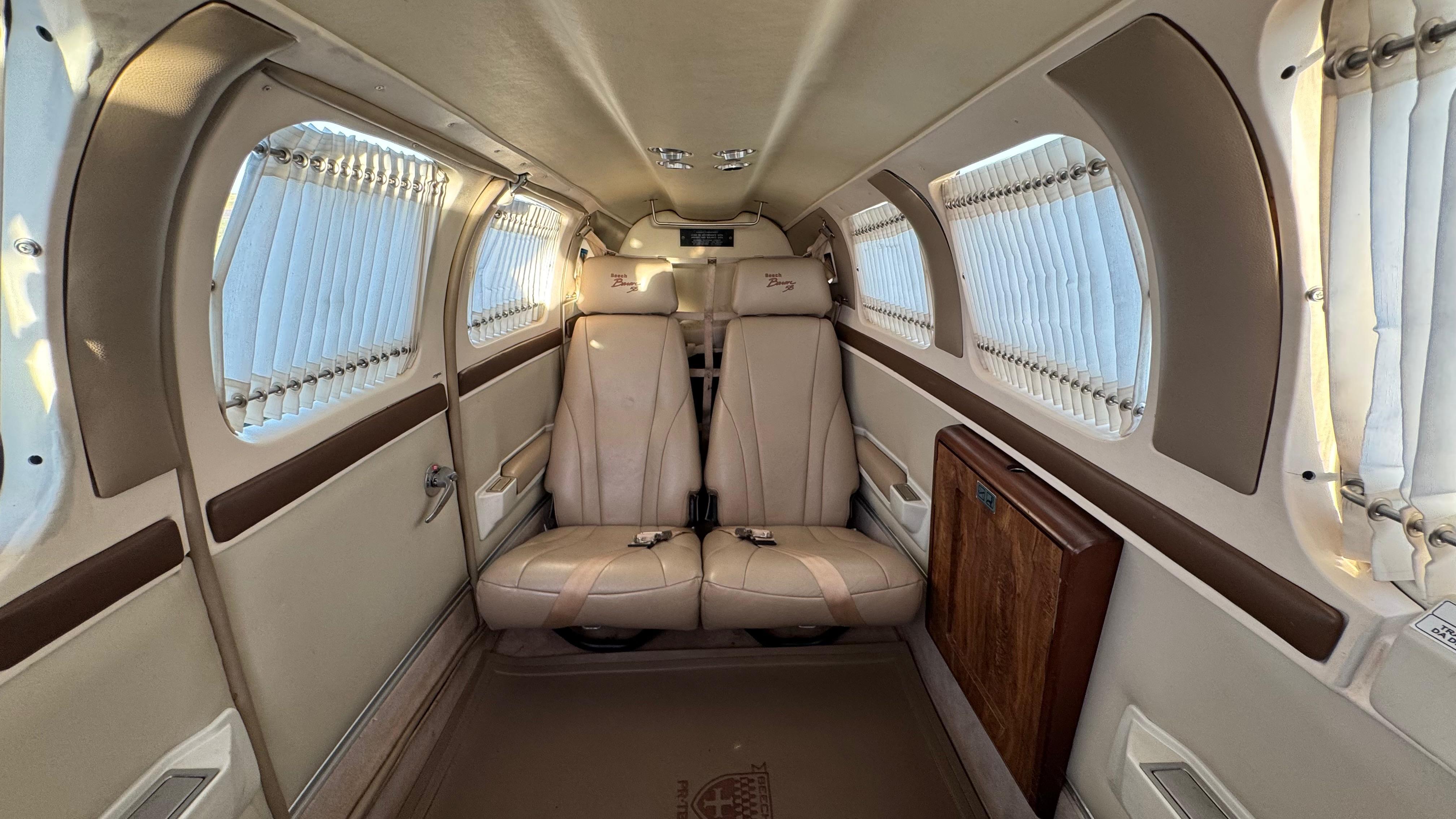 Beechcraft Baron G58 1984 miniatura 4