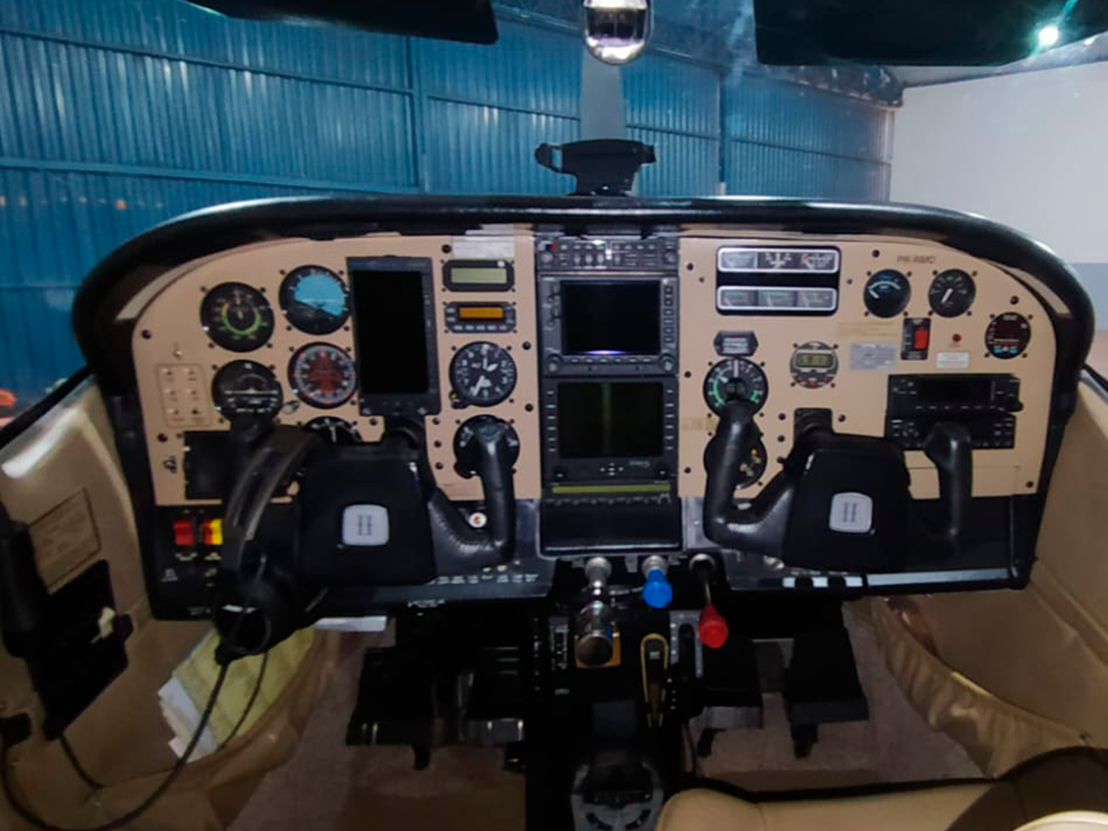 Cessna 210 Centurion 1977 miniatura 8