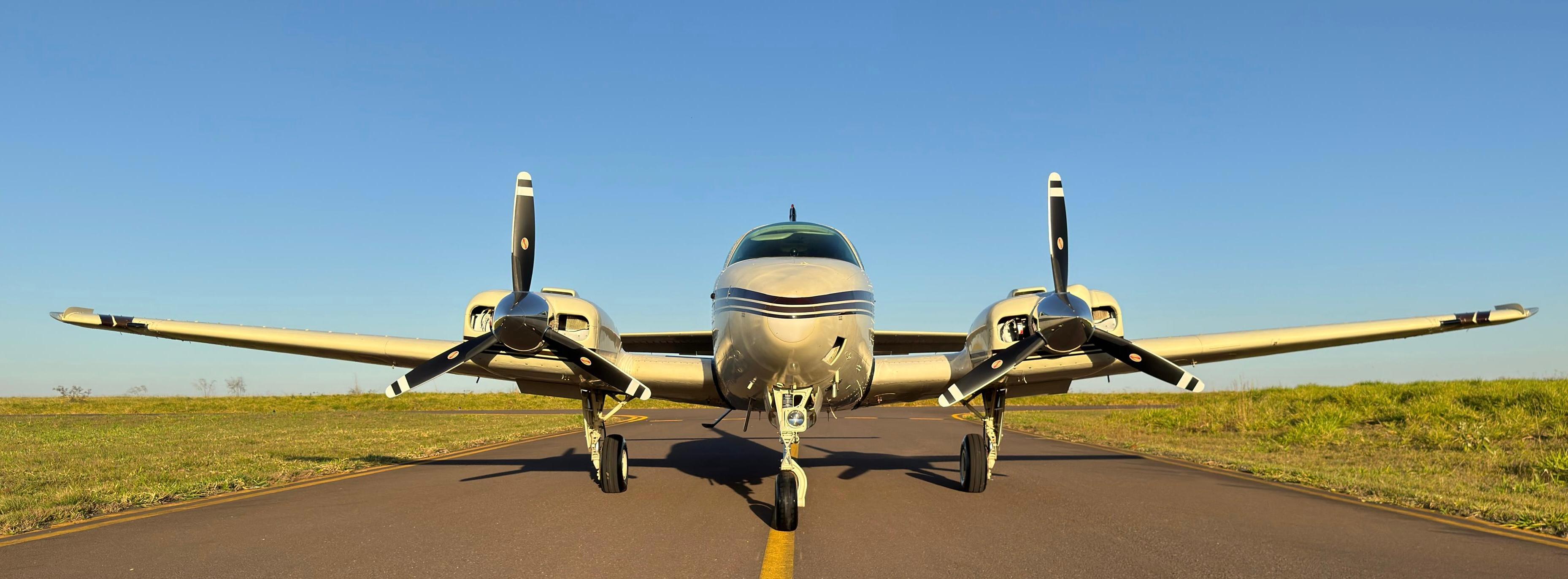 Beechcraft Baron G58 1984 miniatura 2