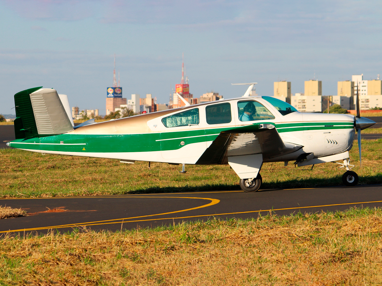 Beechcraft Bonanza V35B 1976 miniatura 2