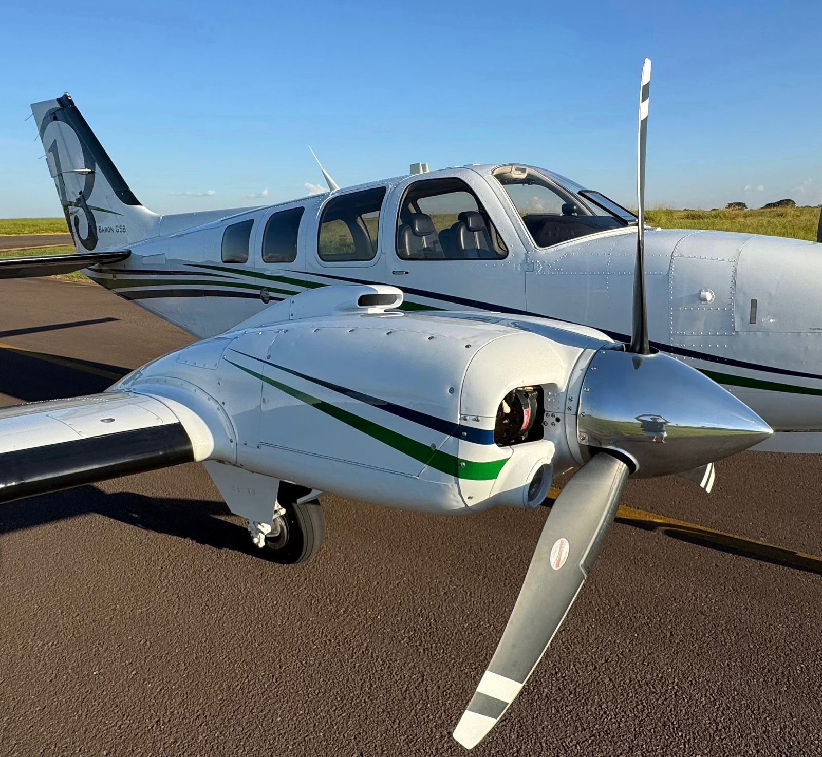 Beechcraft Baron G58 2012 miniatura 4