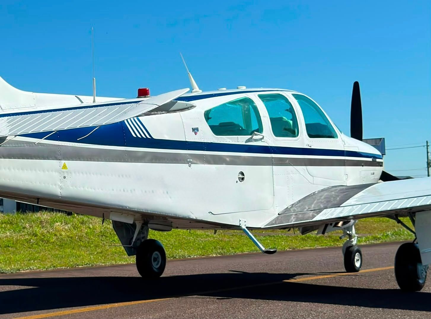 Beechcraft Bonanza F33A 1993 miniatura 3