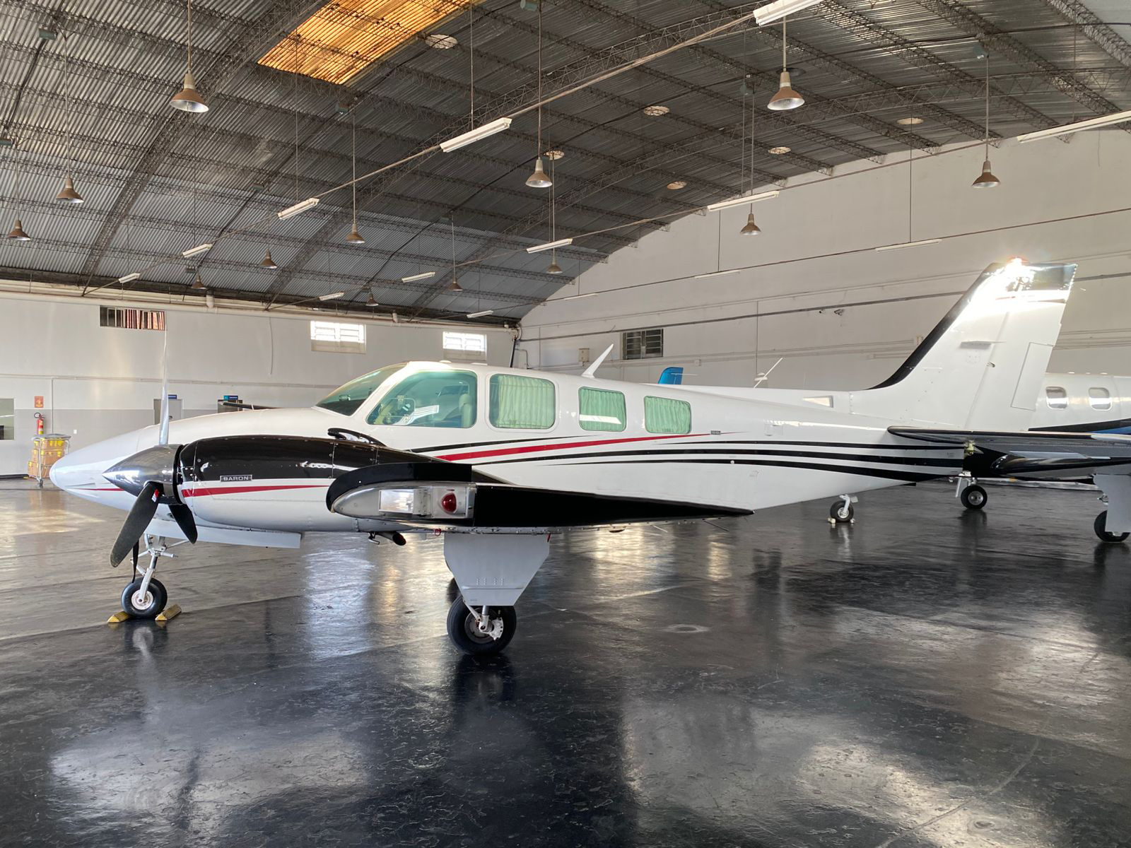 Beechcraft Baron G58 • PR-IRH miniatura 2