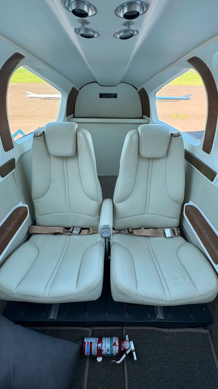 Beechcraft Bonanza F33A 1993 miniatura 3