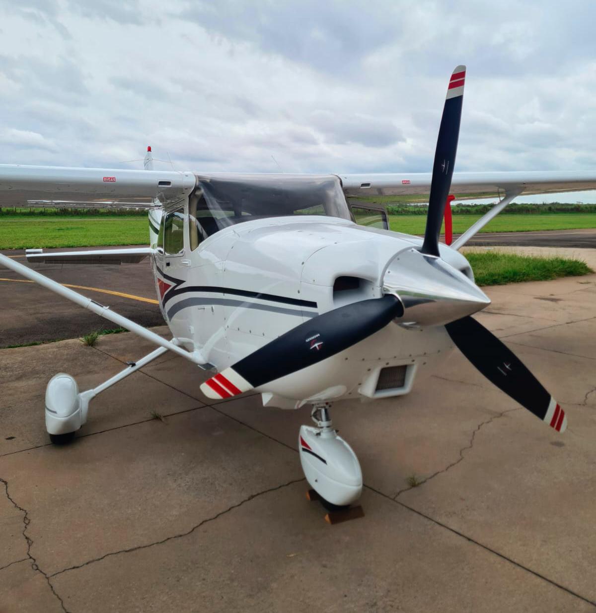 Cessna 182 Skylane 1998 miniatura 3