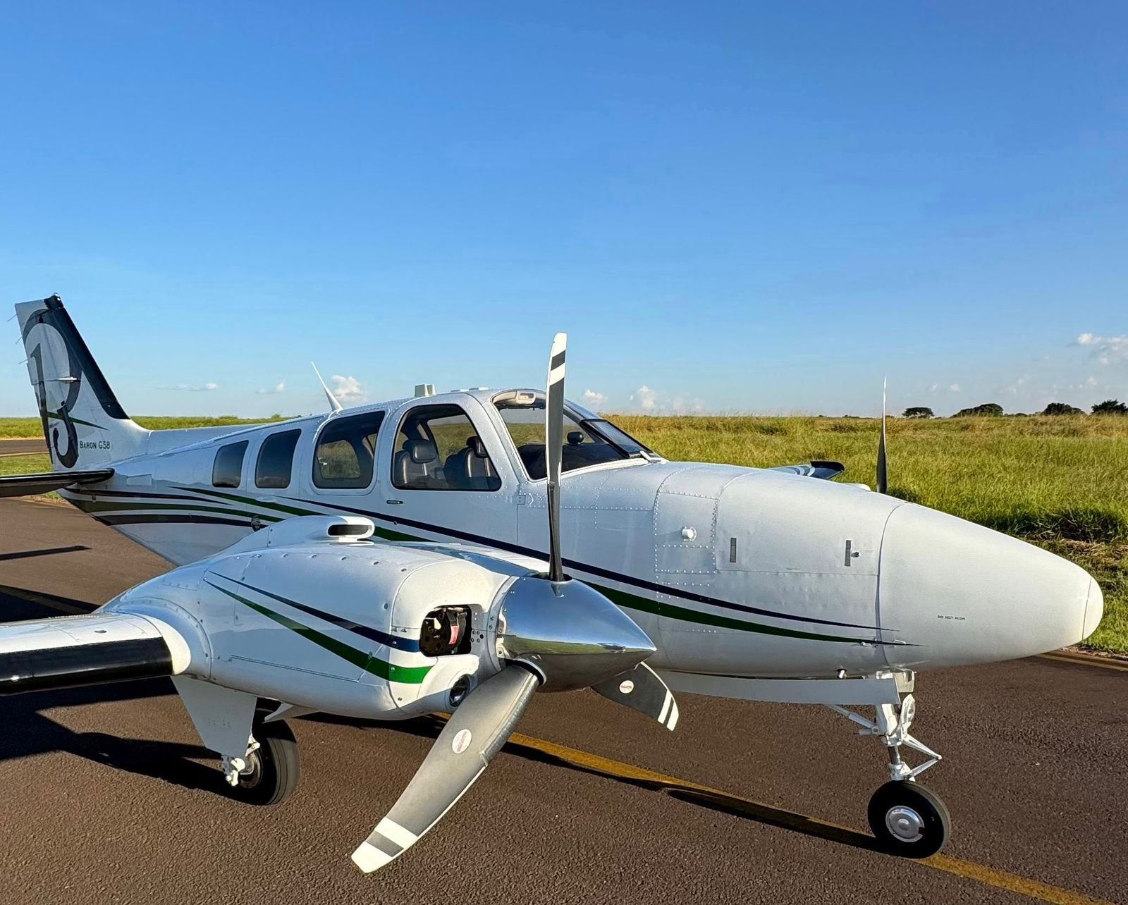 Beechcraft Baron G58 2012 miniatura 3