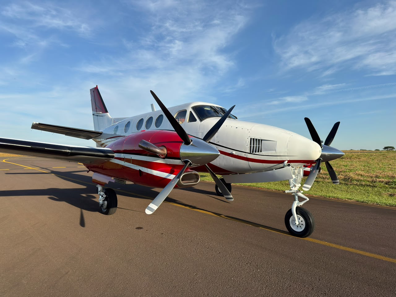 Beechcraft King Air C90A 1999 miniatura 2
